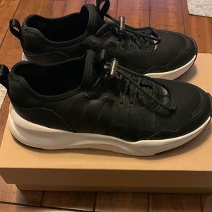 Size 6.5 UGG La Daze Sneakers